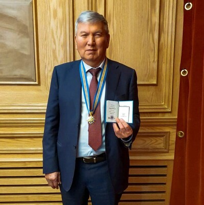 Президент Республики Казахстан Касым-Жомарт Токаев вручил награду ректору университета «Туран»