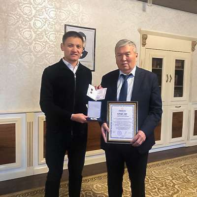 Директор НПП «Атамекен» города Алматы наградил ректора университета «Туран» Алшанова Р.А.