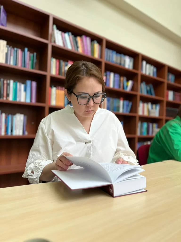 Үлкен кеуделері бар салбыраған кеуделер