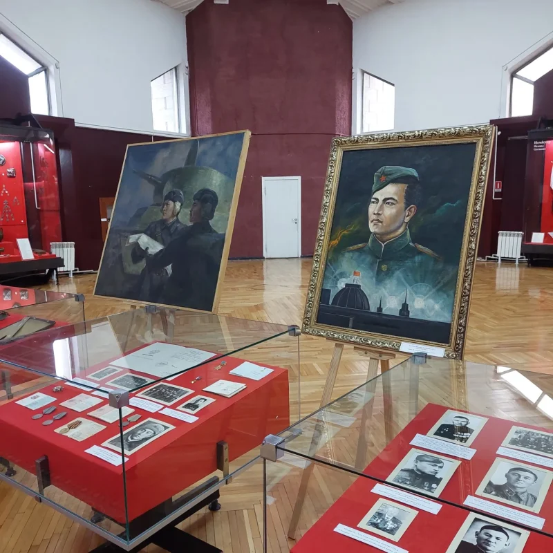 Students of the “Tourism” educational program at the opening of the exhibition dedicated to the 80th anniversary of Victory in the Great Patriotic War