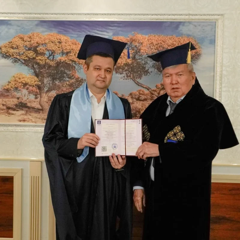 Философия докторы (PhD) дәрежесінің берілуімен құттықтаймыз!