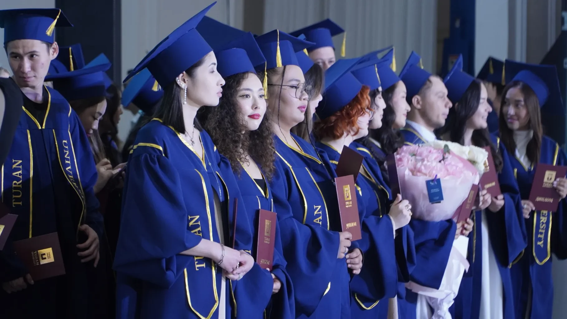 Гимнастикалық бұрылыспен эротикалық позалар