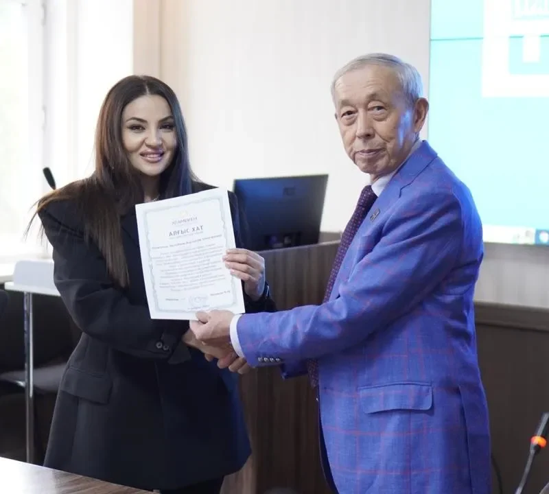 Құқық жоғары мектебінің директоры Алматы қаласының кәсіпкерлер палатасынан алғыс хатпен марапатталды