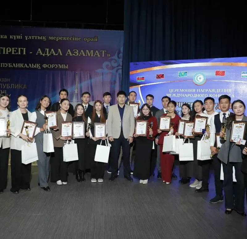 Халықаралық қатынастар бағдарламасының студенті Алпысбай Камшатты «Үздік студенті» атағы бойынша бірінші дәрежелі дипломын алуымен құттықтаймыз!