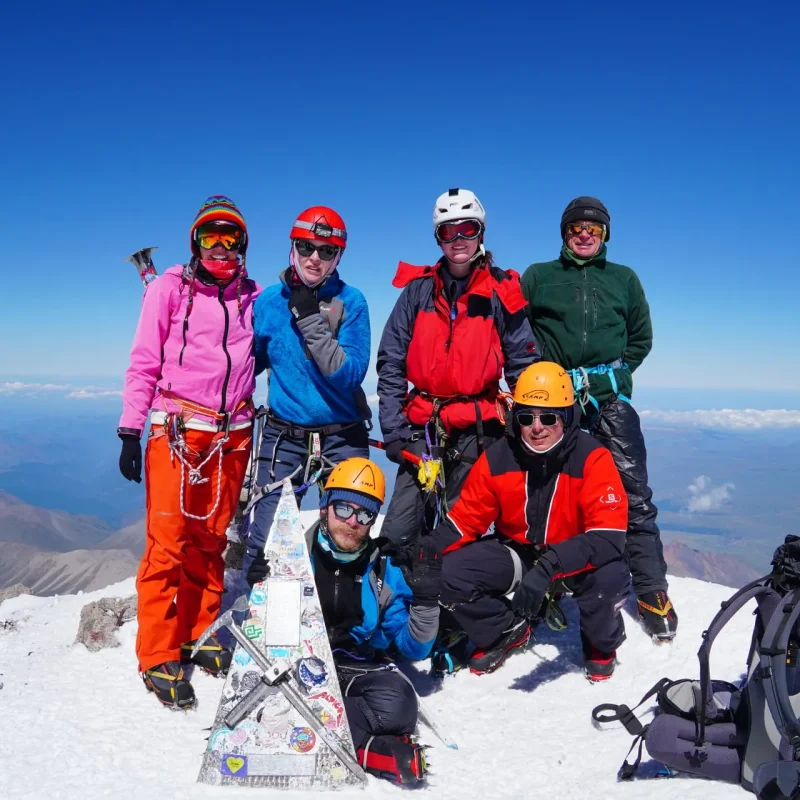 «Туризм» білім беру бағдарламасының 4-курс студенті бірінші курс студенттерімен Эльбрус шыңына шығу тәжірибесімен бөлісті